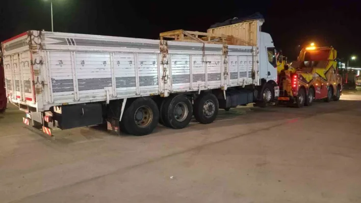 Kamyon çekiciye arkadan çarptı, 1 ölü