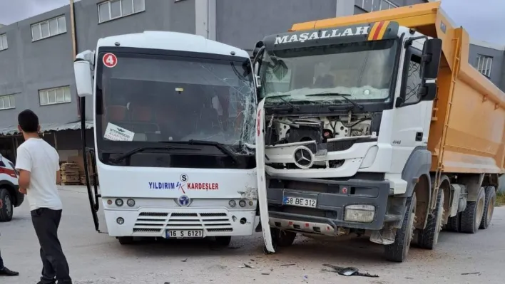 Kamyon ile minibüs çarpıştı: 1 yaralı