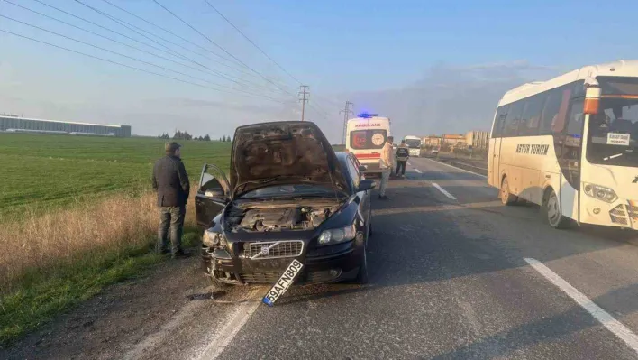 Kamyondan düşen malzeme kazaya neden oldu: 2 yaralı