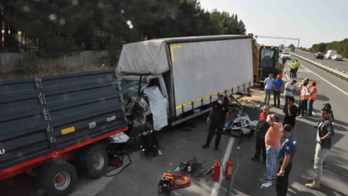 Kamyonet, buğday yüklü römorka arkadan çarptı: 3 ölü, 1 yaralı