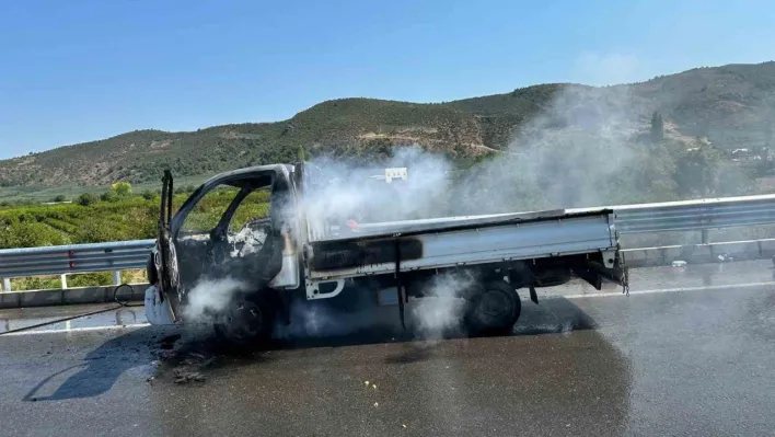 Kamyonet yangını söndürüldü