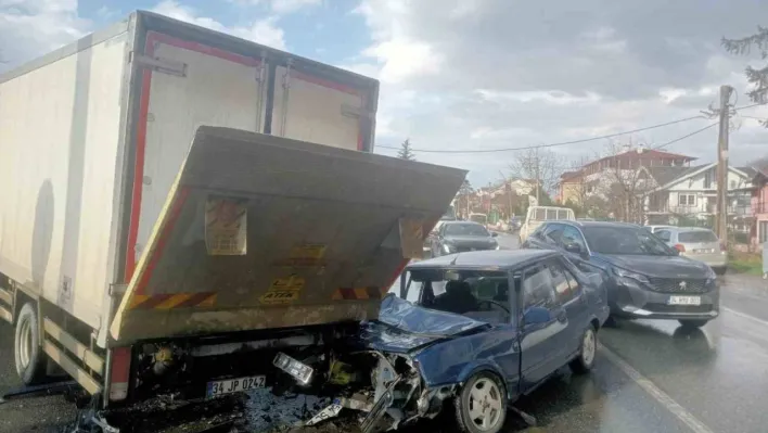 Kamyonetin altına giren Tofaş kağıt gibi ezildi: 1 yaralı