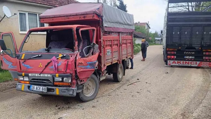 Kamyonların çarpıştığı kazada sürücülerden biri yaralandı