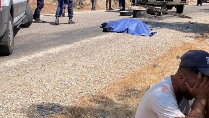 Kamyonun altında kalan motosiklet sürücüsü hayatını kaybetti