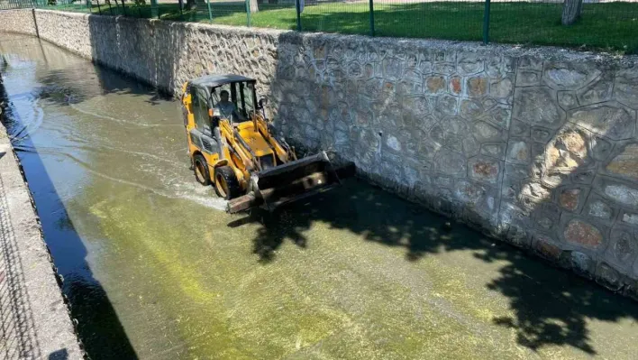 Kanal temizlenerek kötü koku ve pis görünümünden kurtarılıyor