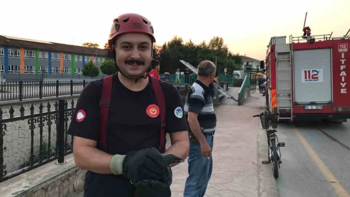 Kanala düşen yavru karganın imdadına yetiştiler