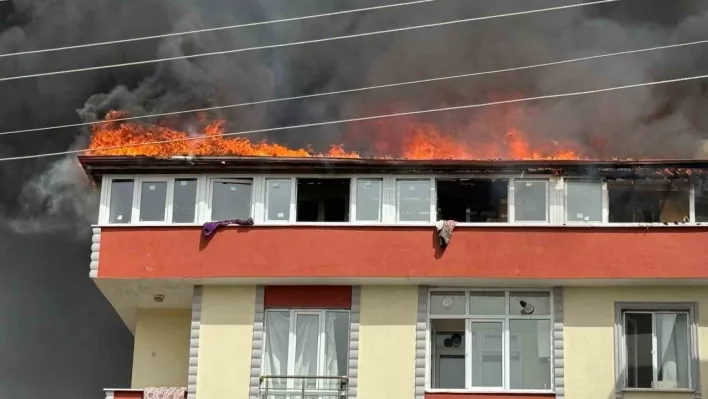 Kapaklı'da 2 binanın çatı katı alev alev yandı