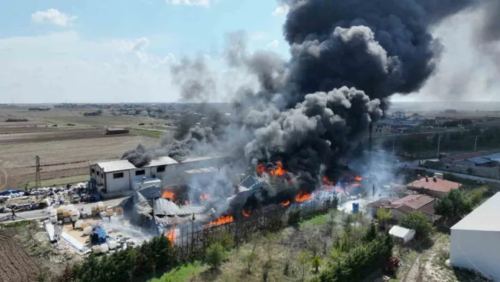 Kapaklı'da kimyasal fabrika yangını dron ile görüntülendi