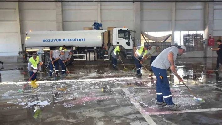 Kapalı pazar periyodik aralıklarla yıkanarak temizleniyor
