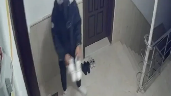 Kapı önündeki ayakkabıyı çalan kurye kameraya yansıdı