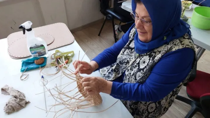 KAR-MEK'te üretken eller iş başında