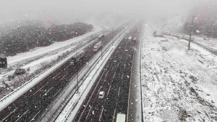 Kar yağışının etkili olduğu Kuzey Marmara otoyolu havadan görüntülendi