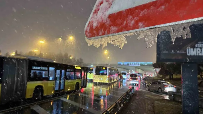 Kar yağışıyla İstanbul trafiği felç oldu