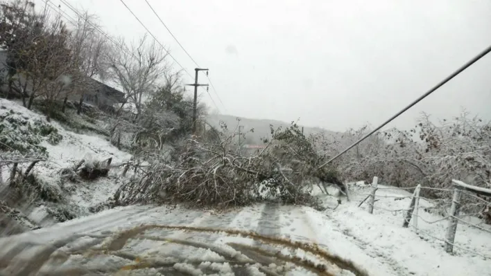 Kar yolu kapattı, araçlar kepçe yardımıyla kurtarıldı