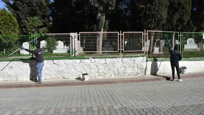 Karacabey'de mezarlıklara özenli bakım