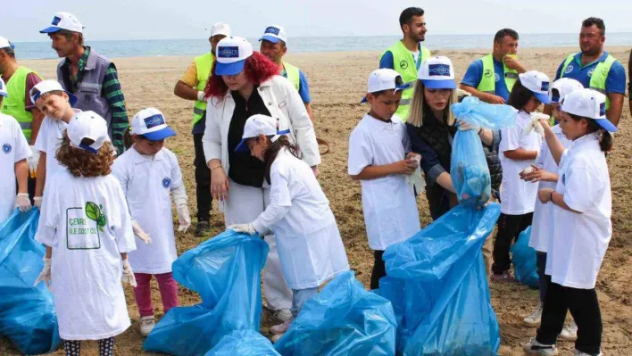 Karacabey'de minik çevre gönüllüleri sahili temizleyerek farkındalık oluşturdu