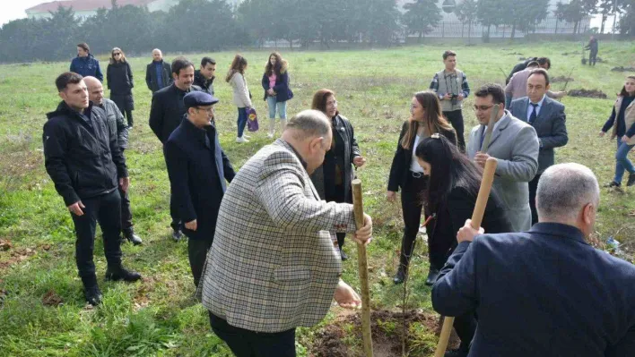 Karacabey MYO depremde hayatını kaybedenler anısına fidan dikti