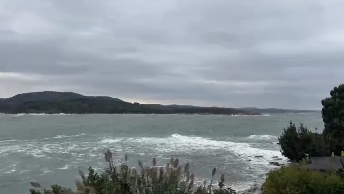 Karadeniz'de kötü hava şartları, 22 metrelik tekne karaya oturttu