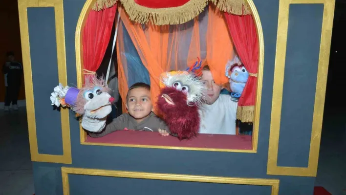 Karagöz Kukla Ve Gölge Oyunları'na renkli açılış