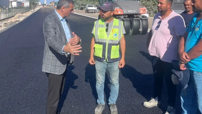 Karasu'nun o caddesi 11 bin ton sıcak asfaltla sil baştan yenileniyor