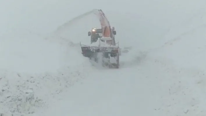 Kardan kapanan Şemdinli-Derecik yolu ulaşıma açıldı