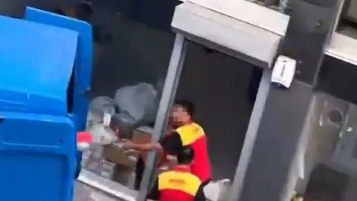Kargo firması çalışanları kolileri kamyona fırlatarak yükledi