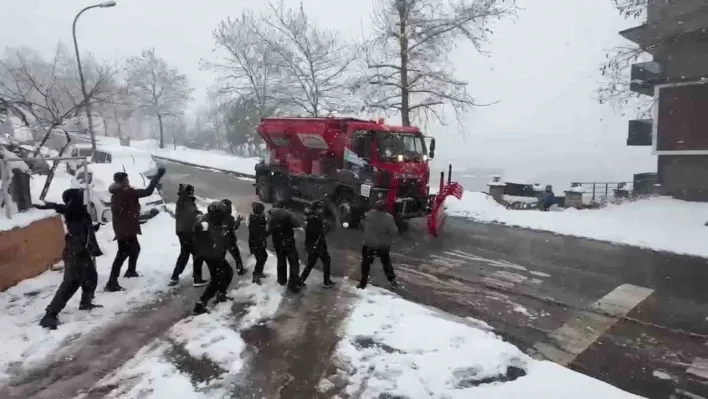 Karın temizlenmesini istemeyen çocuklar kar küreme aracını kar topu ile püskürttü