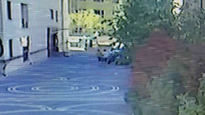 Karısı tarafından iki yerinden bıçaklandı: Yaralı kocanın tepki dahi vermediği dehşet anı kamerada