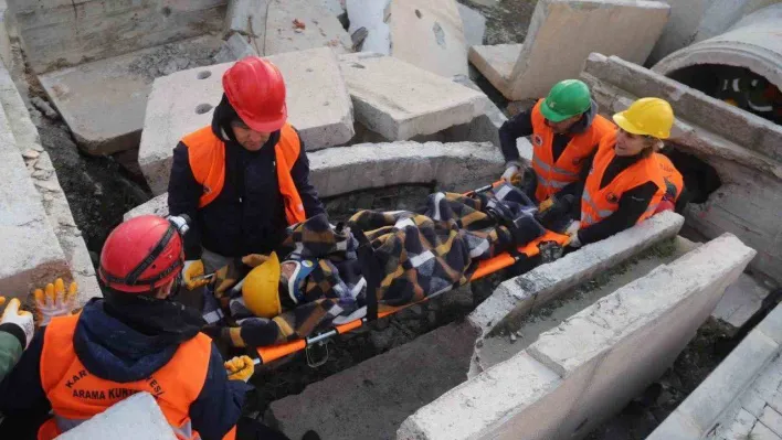 Kartal'da 2 bin 500 nüfuslu sitenin sakinlerine aram kurtarma eğitimi