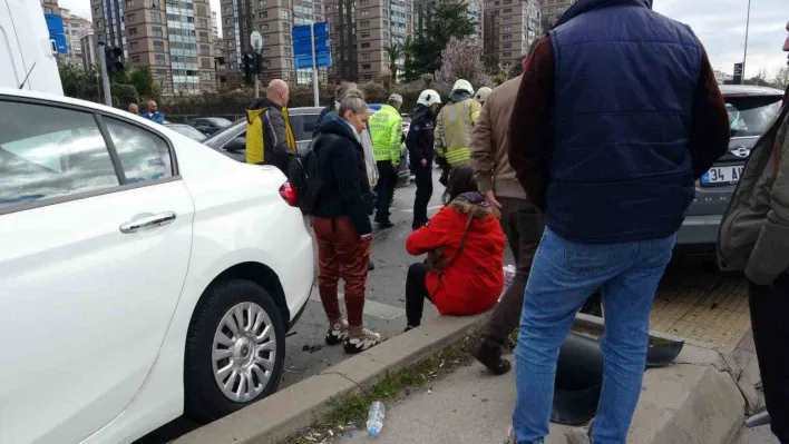 Kartal'da 2 kişinin yaralandığı trafik kazası kamerada