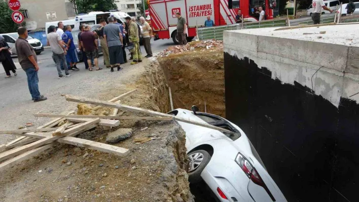 Kartal'da araçla çarpışan otomobil inşaatın boşluğuna düştü