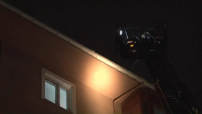 Kartal'da bacadan çıkan yangın çatıya sıçradı