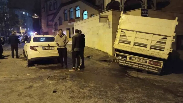 Kartal'da kamyonet ile otomobil çarpıştı: 2 yaralı