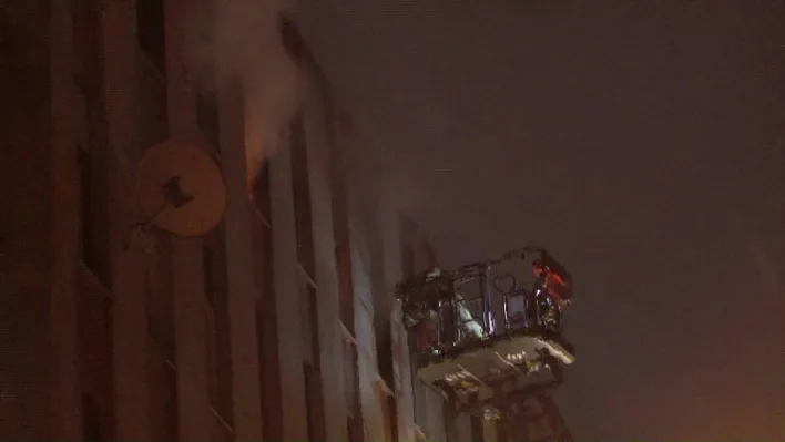 Kartal'da kimliği belirsiz kişiler metruk binayı ateşe verdi