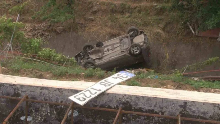 Kartal'da kontrolden çıkan otomobil su kanalına uçtu: 1 yaralı