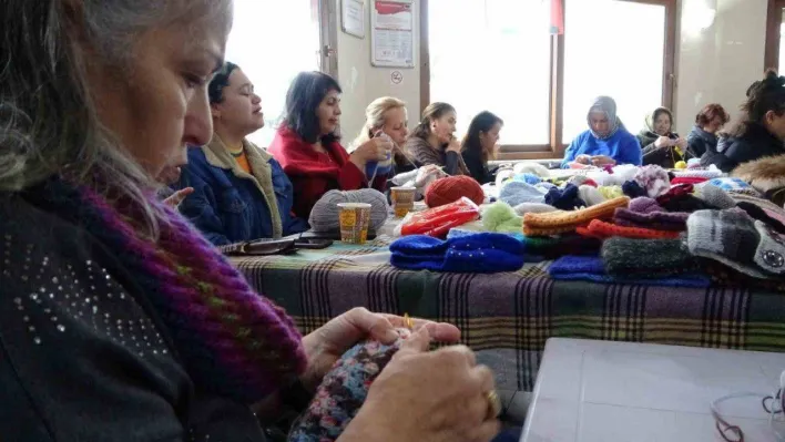 Kartallı kadınlar depremzede çocuklar üşümesin diye atkı bere örüyor