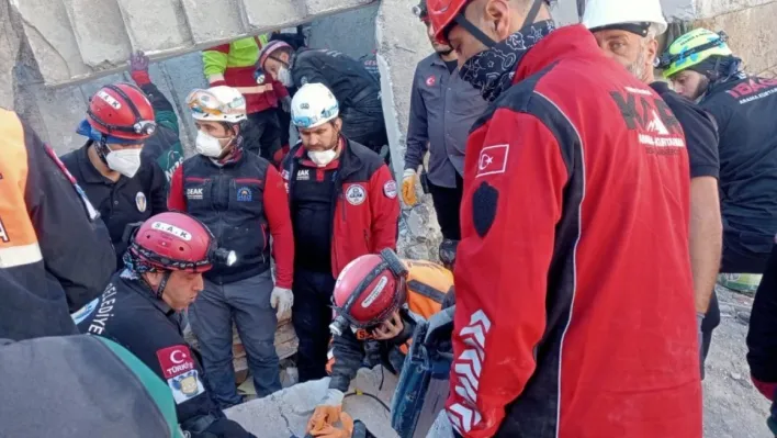 Kartepe Belediyesi ekipleri, Gebze'deki arama-kurtarma çalışmalarına katıldı