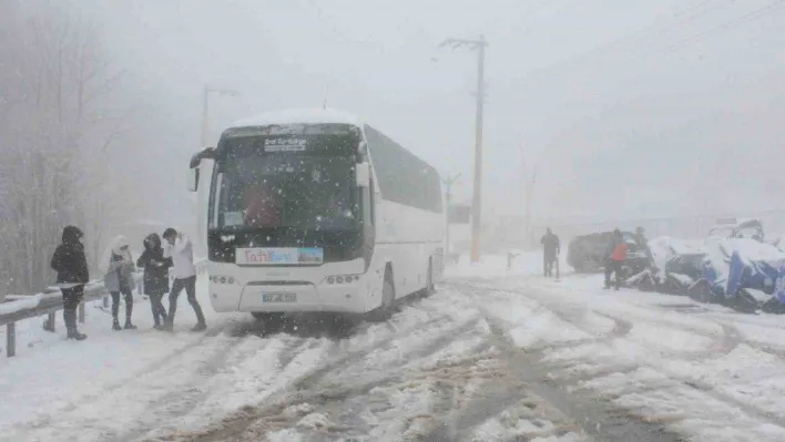 Kartepe'de kar aniden bastırınca araçlar zirveye çıkamadı