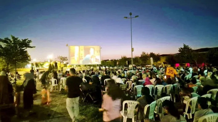 Kartepe'de vatandaşlar açık hava sinemasında buluştu