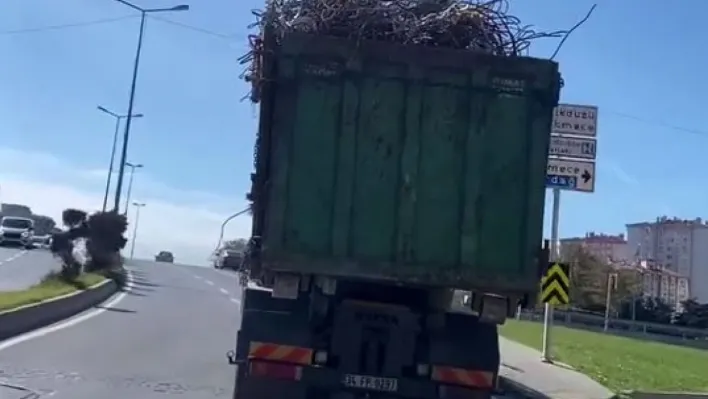 Kasasından dışarı taşan demirle seyreden kamyon kamerada