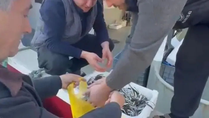 Kasasını 200 liraya alıp, tezgahta kilosunu 200 liraya satan esnaf, balıkçılar tarafından protesto edildi