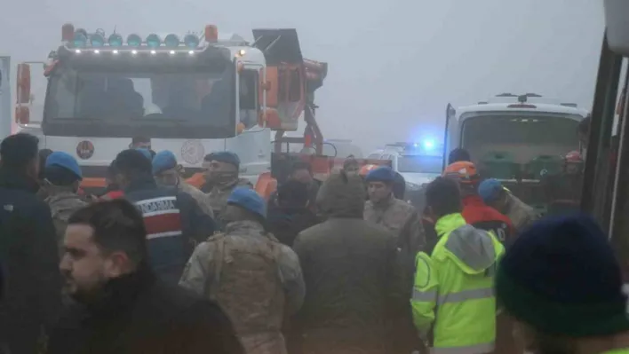 Katliam gibi kazada acı detay: Yardım için durdukları yolda canlarından oldular