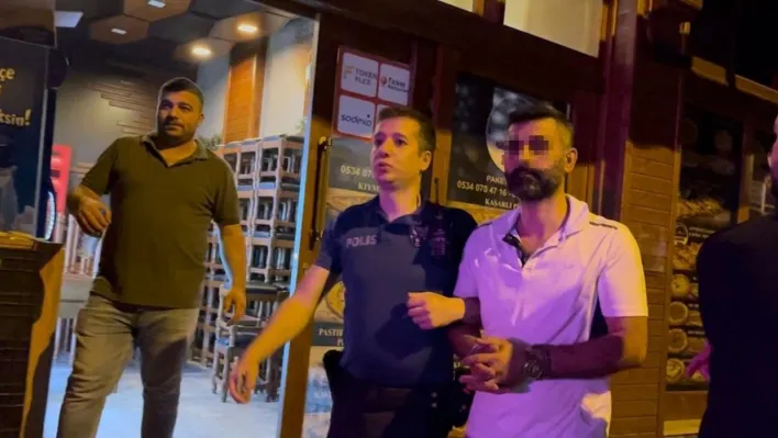 Kavga ederken kendilerini ayırmak isteyen polise bıçak çeken şahıslar, böyle etkisiz hale getirildi