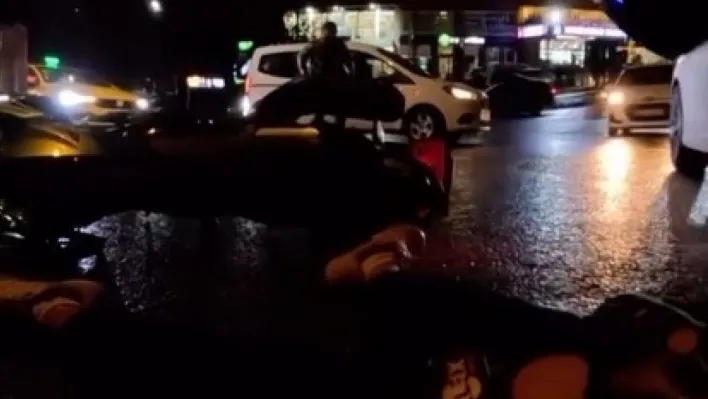 Kavşakta motosikletliye araba çarptı