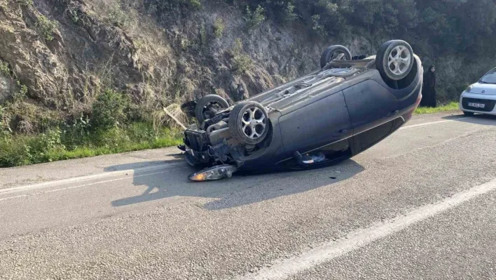 Kayalara çarpan otomobil takla attı, emniyet kemeri sayesinde kurtuldular