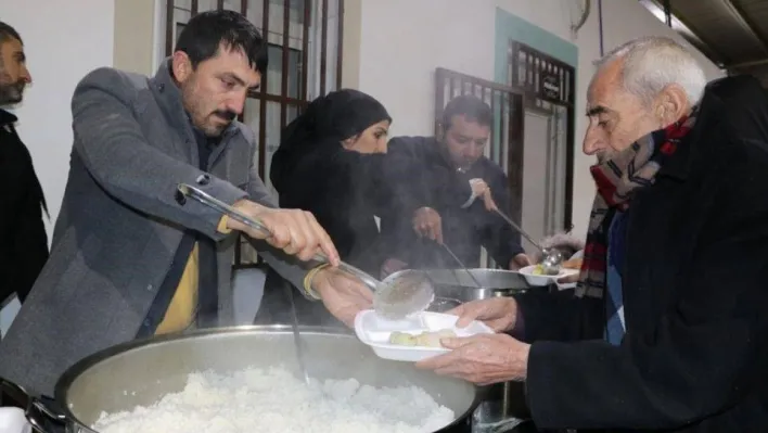 Kayapınar Belediyesi deprem bölgelerinde yaraları sarıyor