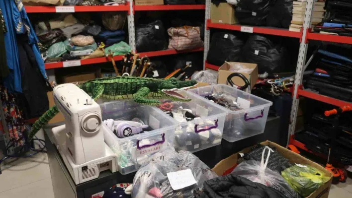 Kayıp eşya bürosundaki eşyalar gülümsetti