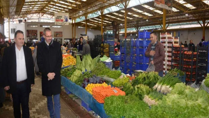 Kaymakam Özderin, pazar esnafını ziyaret etti