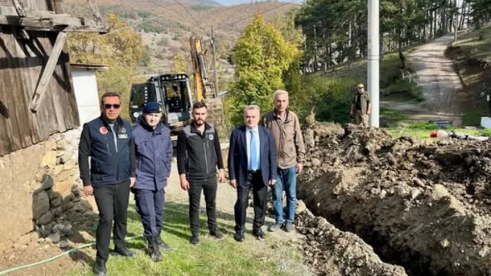 Kaymakam Öztürk, köydeki su hattını yerinde inceledi