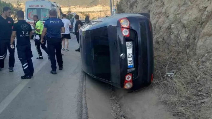 Kaza yapan araca başka bir araç çarptı, 2 kişi yaralandı